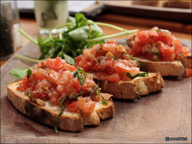 Brusqueta de tomate y albahaca